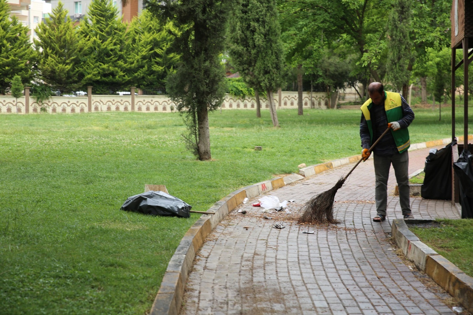 BAŞKAN NİHAT ÇİFTÇİ, KARAKÖPRÜ’DE TEMİZLİK SEFERBERLİĞİ BAŞLATIYORUZ