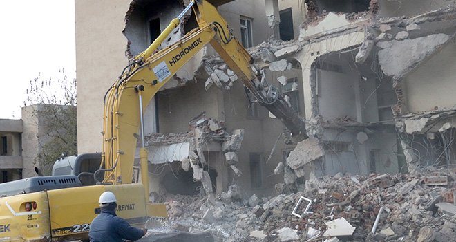 BÜYÜKŞEHİR 300 KONUTLARIN YIKIMINA BAŞLADI
