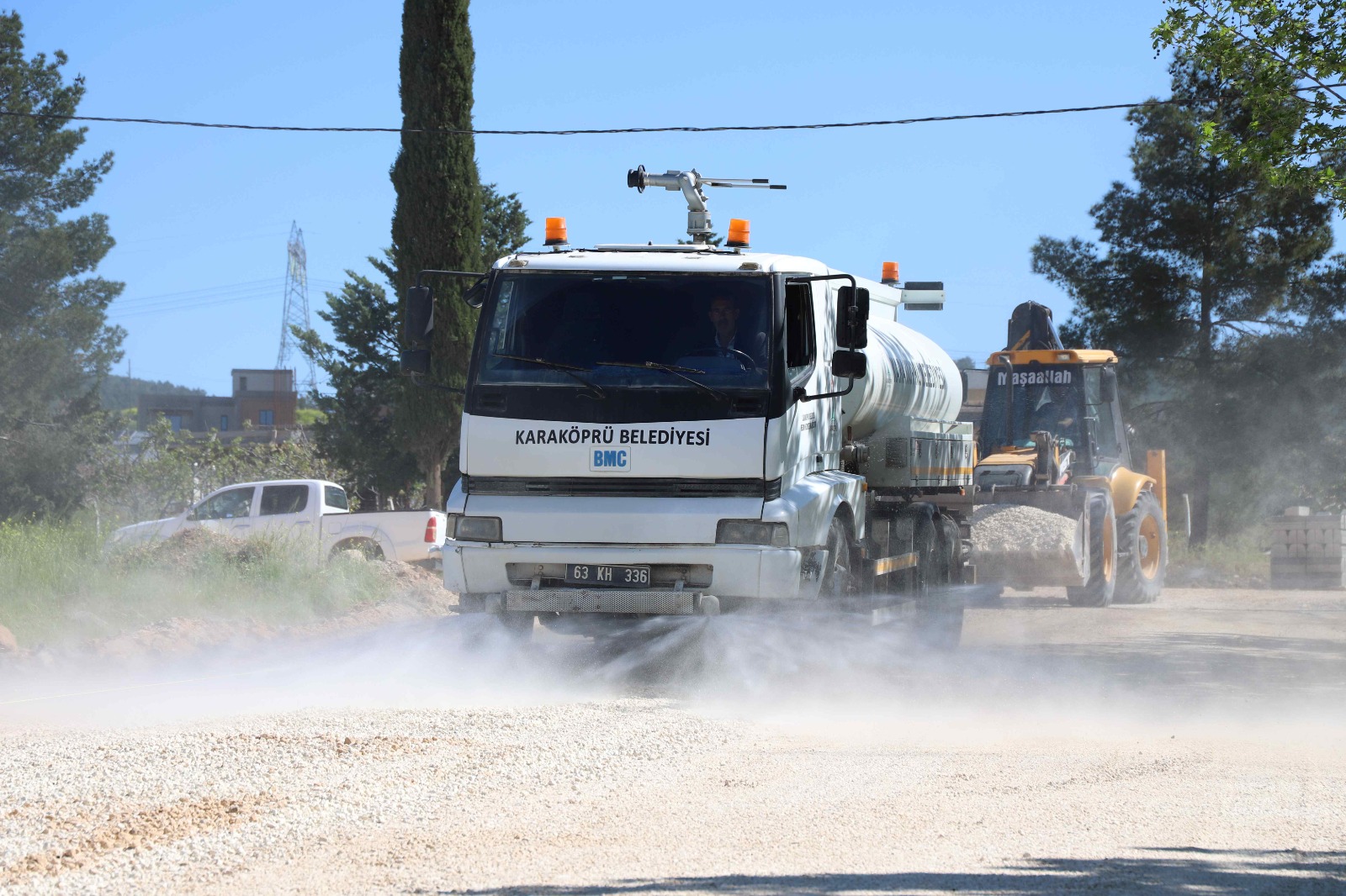 KARAKÖPRÜ'DE TOPYEKÜN HİZMET ATAĞI SÜRÜYOR